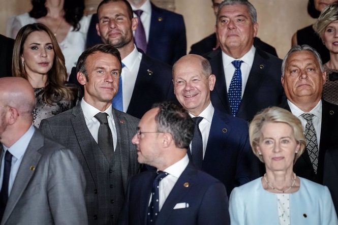 El presidente francés, Emmanuel Macron, el canciller alemán, Olaf Scholz, el primer ministro húngaro, Viktor Orbán, y la presidenta de la Comisión Europea, Urusula Von der Leyen (KAY NIETFELD/DPA