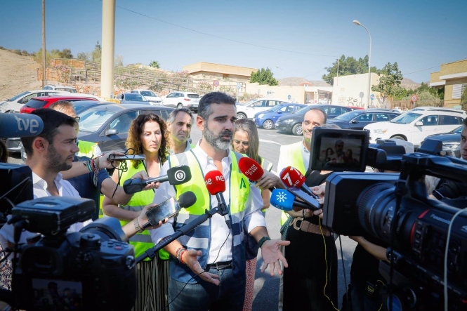Fernández-Pacheco atiende a los medios de comunicación en su visita a Almería (MARIAN LEÓN-EUROPA PRESS)