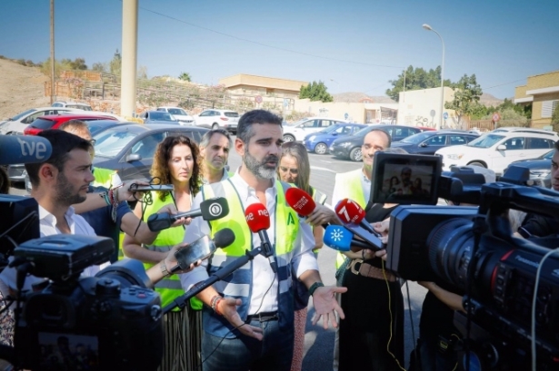 Fernández-Pacheco atiende a los medios de comunicación en su visita a Almería (MARIAN LEÓN-EUROPA PRESS)