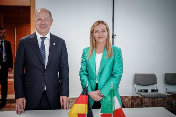El canciller de Alemania, Olaf Scholz, y la primera ministra de Italia, Giorgia Meloni (KAY NIETFELD/DPA)