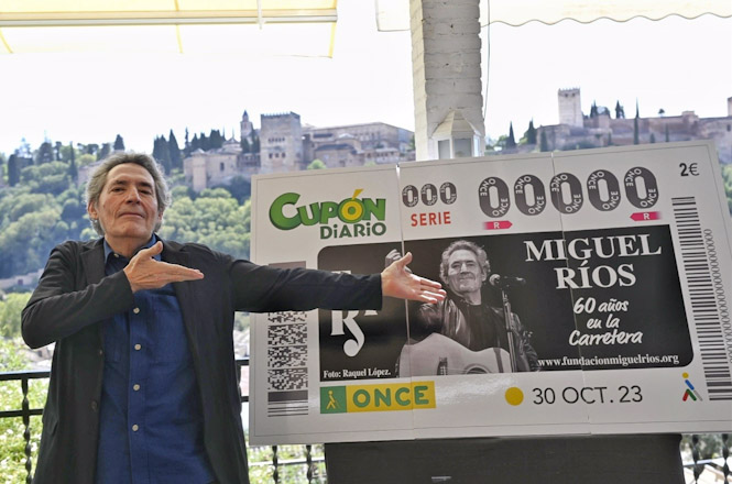Miguel Ríos junto a la imagen del cupón de la ONCE. (ONCE)