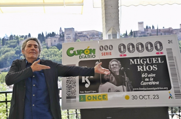 Miguel Ríos junto a la imagen del cupón de la ONCE. (ONCE)