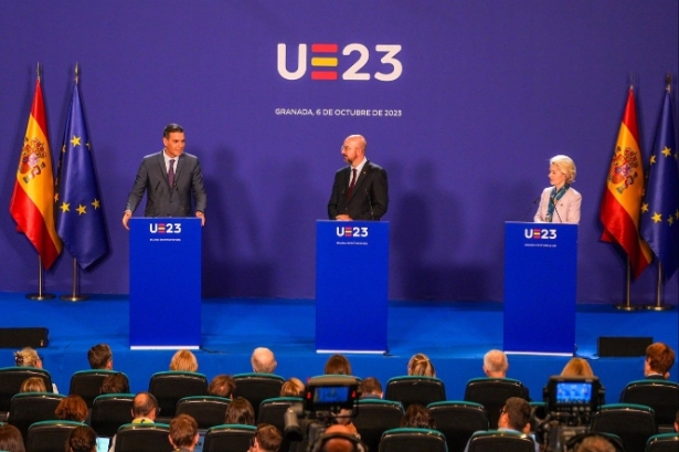 El presidente del Gobierno en funciones, Pedro Sánchez (i); la presidenta de la Comisión Europea, Ursula von der Leyen, y el presidente del Consejo Europeo, Charles Michel  (FRANCISCO J. OLMO / EUROPA PRESS) 