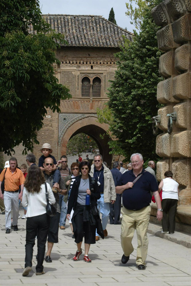 Turistas en La Alhambra, Granada (EUROPA PRESS)