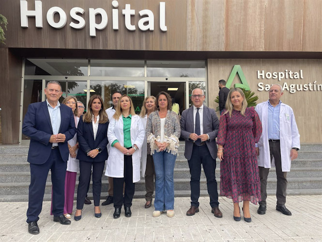 Catalina García (c) en su visita al Hospital de San Agustín (JUNTA)