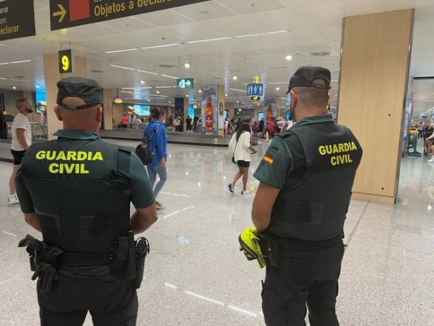 Agentes de la Guardia Civil en un aeropuerto. Archivo. (GUARDIA CIVIL) Agentes de la Guardia Civil en un aeropuerto. Archivo. (GUARDIA CIVIL)