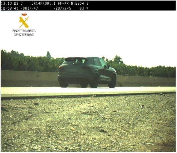 Vehículo circulando por encima de la velocidad permitida (GUARDIA CIVIL) Vehículo circulando por encima de la velocidad permitida (GUARDIA CIVIL)