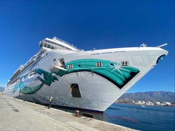 El crucero `Norwegian Jade`, de la compañía Norwegian Cruise Line, atracado en el Puerto de Motril (PUERTO DE MOTRIL) 