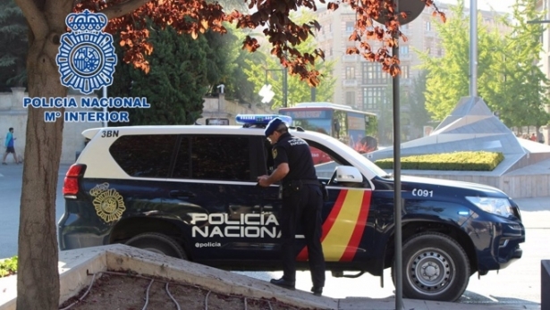 Agente de la Policía Nacional junto a un vehículo policial. Archivo (POLICÍA NACIONAL) Agente de la Policía Nacional junto a un vehículo policial. Archivo (POLICÍA NACIONAL)