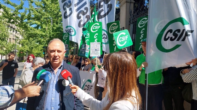 El presidente del Sector de Sanidad de CSIF Andalucía, Victorino Girela, atiende a los medios en Granada durante una concentración en imagen de archivo (CSIF) 