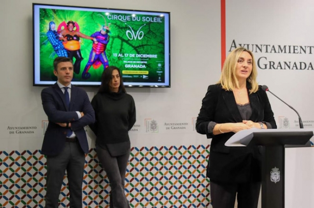 La alcaldesa de Granada, Marífrán Carazo ha presentado el espectáculo `Ovo` (CRISTIAN FERNÁNDEZ)