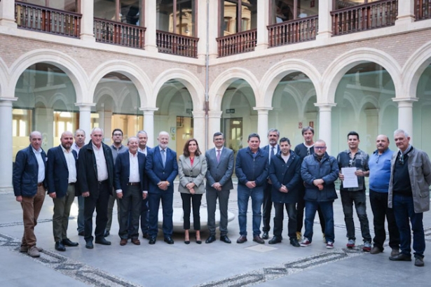 Foto de familia tras la firma del convenio (JUNTA)