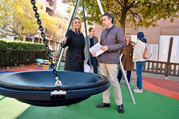 La alcaldesa ha visitado uno de los parques de la capital (AYTO. GRANADA)