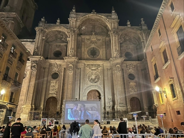 Protección en la Plaza de las Pasiegas de «Al sur de Granada» (PREMIOS LORCA) 