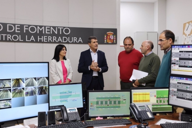 El delegado del Gobierno en Andalucía, Pedro Fernández, visita el centro de control de túneles de la Herradura (SUBELEGACIÓN DEL GOBIERNO EN GRANADA)