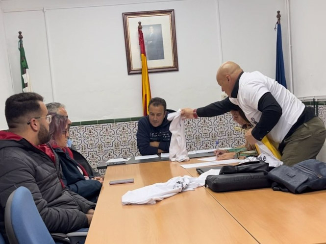 Augusto Rosillo entrega una camiseta reivindicativa al alcalde de La Calahorra. (PSOE)