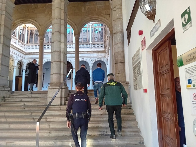 El conductor acusado de atropellar a un ciclista a su llegada a Audiencia de Granada. (EUROPA PRESS)