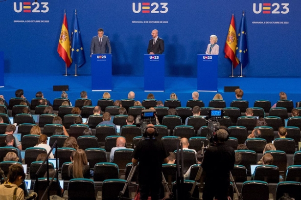 El presidente del Gobierno, Pedro Sánchez (i); la presidenta de la Comisión Europea, Ursula von der Leyen, y el presidente del Consejo Europeo, Charles Michel (c) (FRANCISCO J. OLMO) El presidente del Gobierno, Pedro Sánchez (i); la presidenta de la Comisión Europea, Ursula von der Leyen, y el presidente del Consejo Europeo, Charles Michel (c) (FRANCISCO J. OLMO)