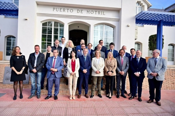Autoridades y representantes presentes en la firma del manifiesto promovido por la Plataforma por las Infraestructuras (AYUNTAMIENTO DE GRANADA)