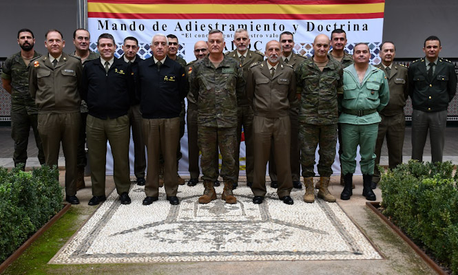 Foto de familia tras la reunión (MADOC)