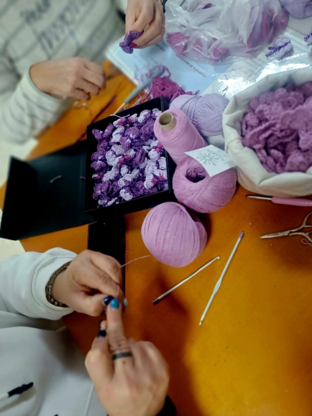 Mujeres tejiendo las mariposas moradas (AYTO- LA ZUBIA)