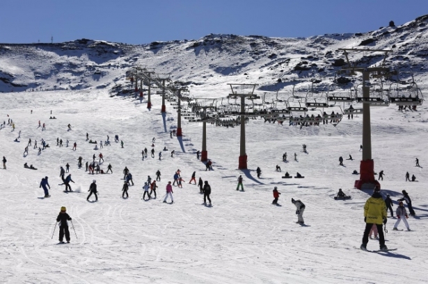 Ambiente en la estación de Sierra Nevada durante el Puente de la Constitución de 2021 (ÁLEX CÁMARA / EUROPA PRESS) Ambiente en la estación de Sierra Nevada durante el Puente de la Constitución de 2021 (ÁLEX CÁMARA / EUROPA PRESS)