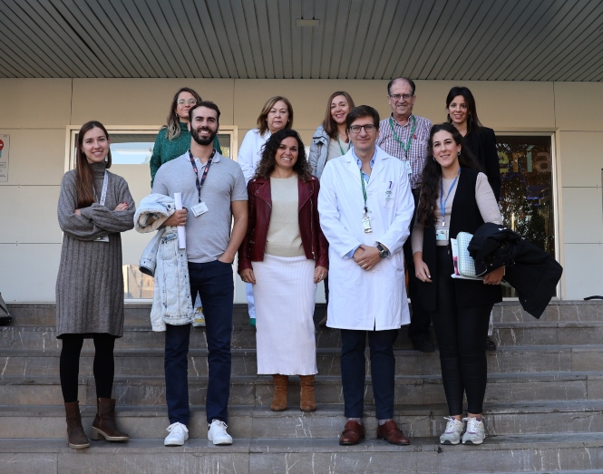 Equipo CSUR en la entrada del Hospital Neurotraumatología y Rehabilitación,donde se hacen las intervenciones quirúrgicas (JUNTA)