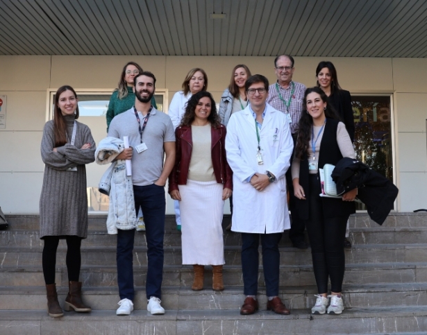 Equipo CSUR en la entrada del Hospital Neurotraumatología y Rehabilitación,donde se hacen las intervenciones quirúrgicas (JUNTA)