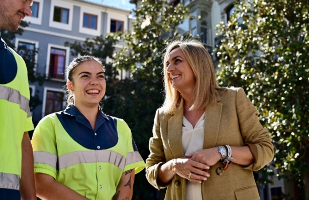 La alcaldesa de Granada, Marifrán Carazo , con operarios de Inagra (AYTO. GRANADA) La alcaldesa de Granada, Marifrán Carazo , con operarios de Inagra (AYTO. GRANADA)