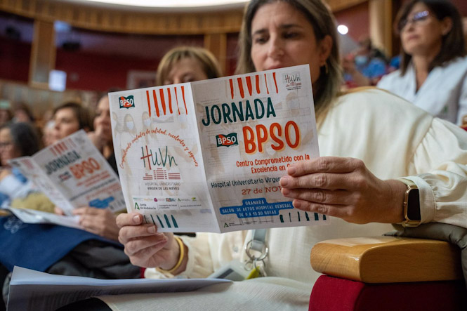 Enfermeras consultan el programa de las jornadas (JUNTA DE ANDALUCÍA)