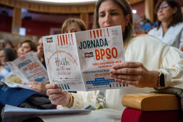 Enfermeras consultan el programa de las jornadas (JUNTA DE ANDALUCÍA) Enfermeras consultan el programa de las jornadas (JUNTA DE ANDALUCÍA)