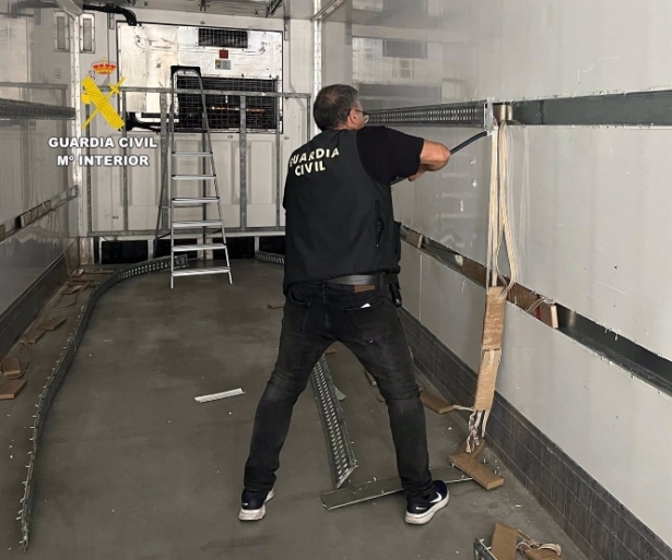 Hallan en el puerto de Motril más de 107 kilos de hachís en un doble fondo del remolque de un camión (GUARDIA CIVIL) Hallan en el puerto de Motril más de 107 kilos de hachís en un doble fondo del remolque de un camión (GUARDIA CIVIL)