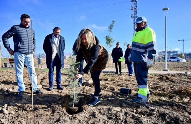 Marifrán Carazo planta un árbol (AYTO. GRANADA) 
