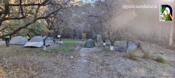 Tiendas de campaña en el paraje de Beneficio en Órgiva (UNIDAD DE POLICÍA NACIONAL ADSCRITA A ANDALUCÍA) Tiendas de campaña en el paraje de Beneficio en Órgiva (UNIDAD DE POLICÍA NACIONAL ADSCRITA A ANDALUCÍA)