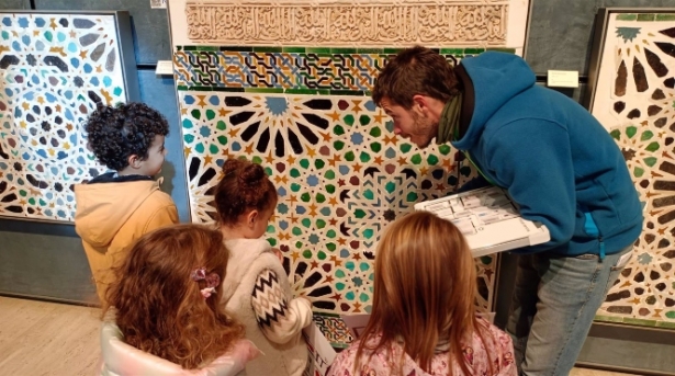 Taller con niños en la Alhambra. (PATRONATO DE LA ALHAMBRA) Taller con niños en la Alhambra. (PATRONATO DE LA ALHAMBRA)