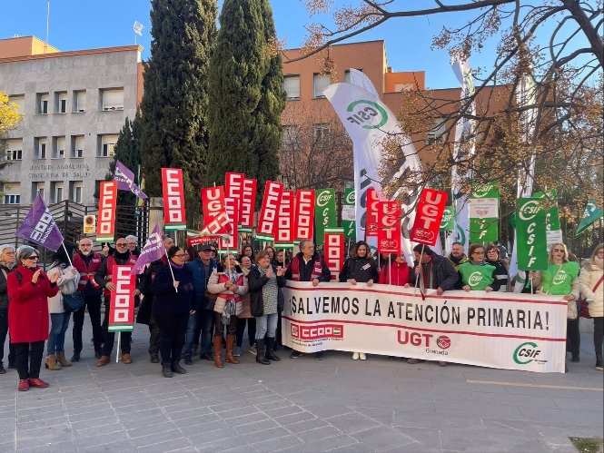 Concentración de sindicatos ante la Delegación de Salud de la Junta en Granada, en imagen de archivo (CCOO) 