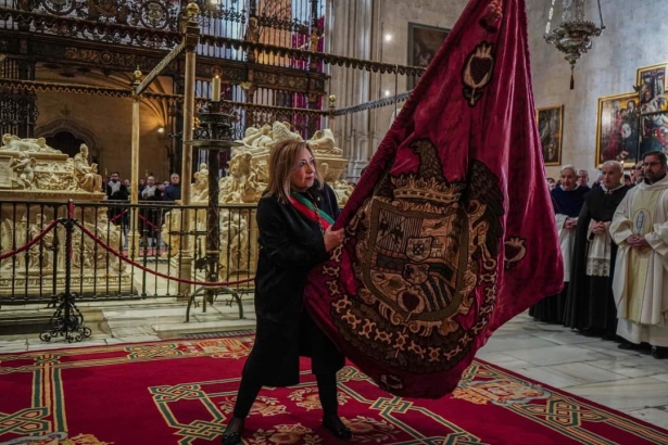 Beatriz Sánchez Agustino ha sido la encargada de la tremolación del pendón real (JOSÉ VELASCO)