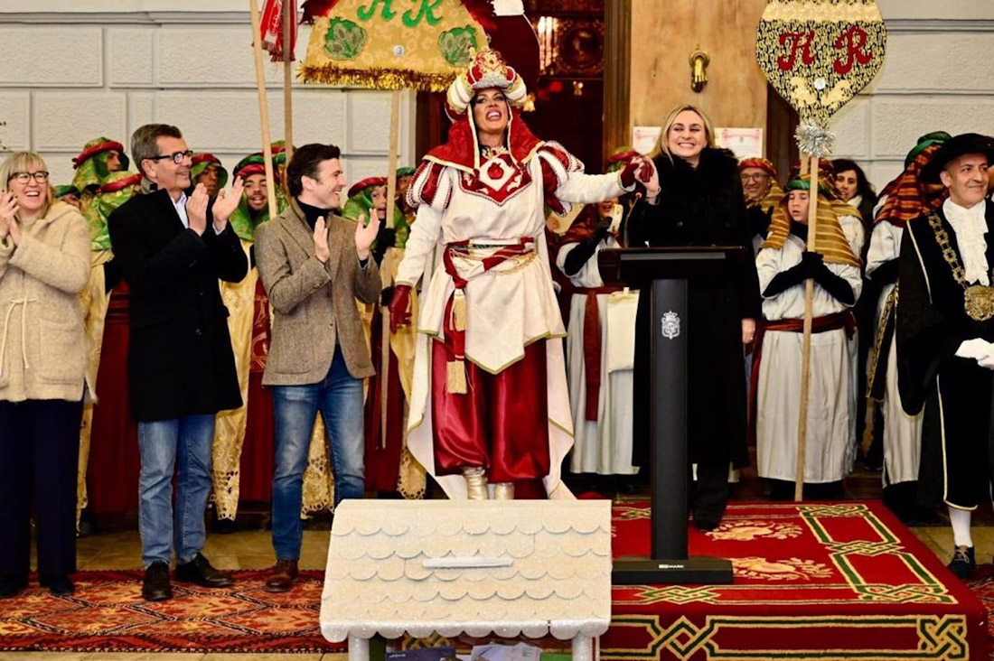 El Heraldo Real en Granada junto a la alcaldesa, Marifrán Carazo (RED SOCIAL `X` MARIFRÁN CARAZO)