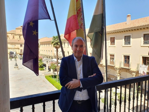 El delegado territorial de Economía, Hacienda, Fondos Europeos, Industria, Energía y Minas en Granada, Gumersindo Fernández (AYTO. GUADIX)
