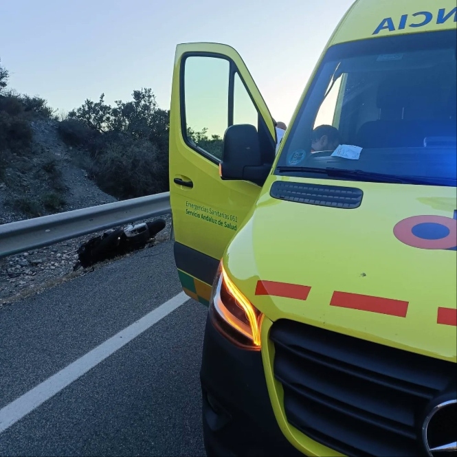 El vehículo del 061 en el lugar de los hechos junto a la motocicleta siniestrada bajo el quitamiedos de la carretera N-340 (061) 