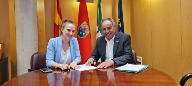 Firma del convenio (AYTO. HUÉTOR VEGA)