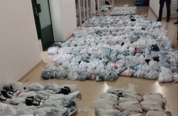 Pares de zapatillas incautadas (PERFIL DE LA POLICÍA LOCAL EN LA RED SOCIAL `X`) Pares de zapatillas incautadas (PERFIL DE LA POLICÍA LOCAL EN LA RED SOCIAL `X`)