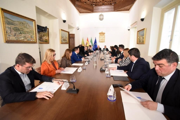 Junta de gobierno en la nueva sala (DIPGRA)