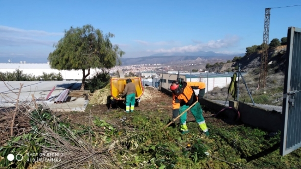 Operarios municipales del Ayuntamiento de Monachil compostan restos de poda (AYTO. MONACHIL)