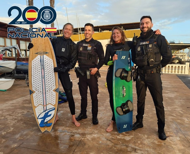 Agentes de la Policía Nacional con las kitesurfistas rescatadas (POLICÍA NACIONAL)