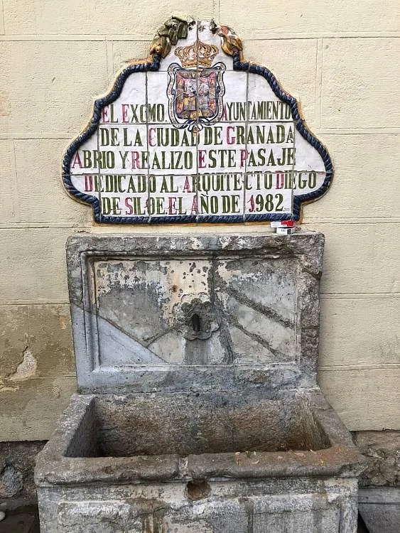 Pilar de Diego de Siloe, junto a la Catedral de Granada (GRANADA POR EL MUNDO)