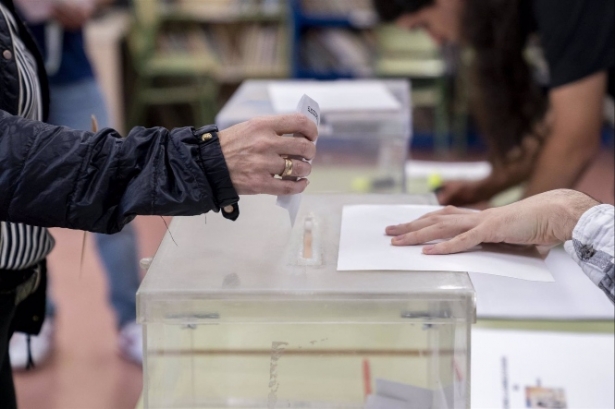 Una persona mete su voto en la urna en un colegio electoral, en imagen de archivo (A. PÉREZ MECA - EUROPA PRESS) 