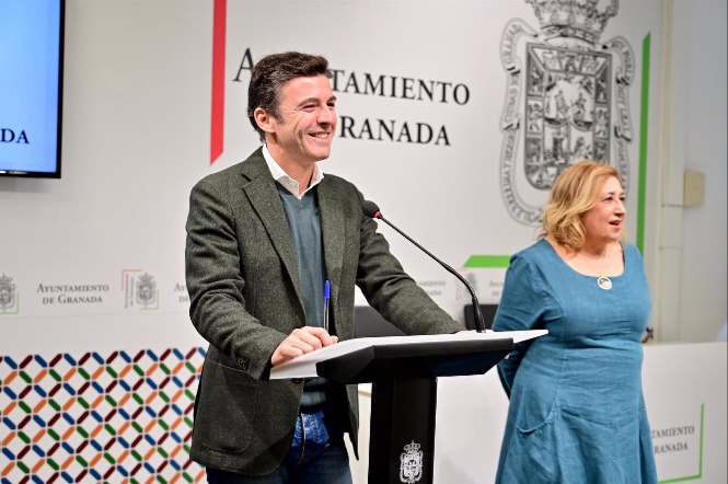 Jorge Saavedra, en imagen de archivo con la edil de Economía de Granada, Rosario Pallarés (AYUNTAMIENTO) 