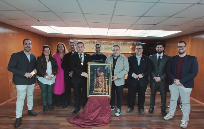 El alcalde de Almuñécar y ediles junto al cartel anunciados de la Semana Santa de 2024 (AYUNTAMIENTO DE ALMUÑÉCAR) 