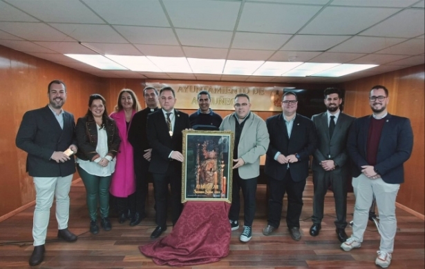 El alcalde de Almuñécar y ediles junto al cartel anunciados de la Semana Santa de 2024 (AYUNTAMIENTO DE ALMUÑÉCAR) 